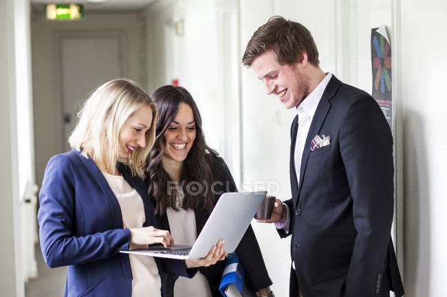 Zufriedene männliche und weibliche Geschäftskollegen — Stockfoto