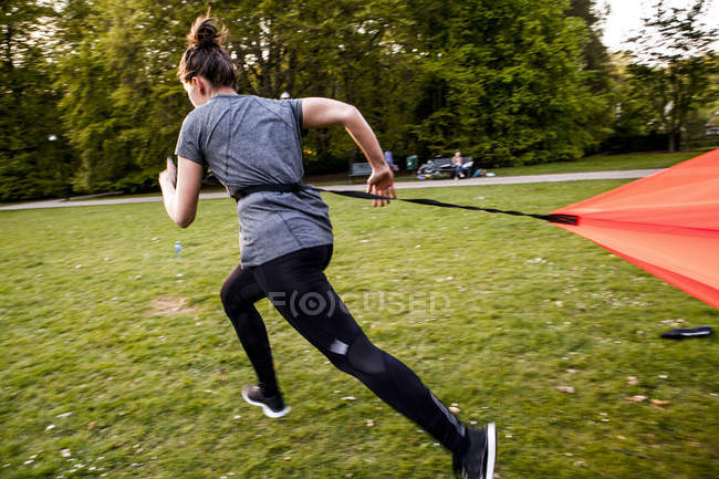 Mujer haciendo entrenamiento en paracaídas - foto de stock