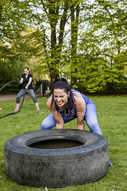 Mulheres determinadas fazendo exercícios crossfit — Fotografia de Stock