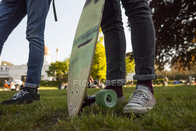 People standing with skateboard — Stock Photo