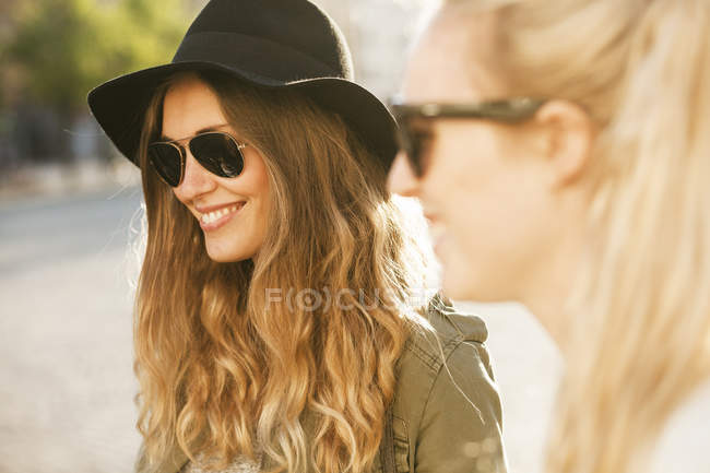 Mulher feliz com amigo feminino — Fotografia de Stock