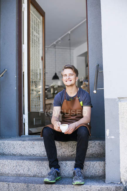 Счастливый владелец кафе — стоковое фото
