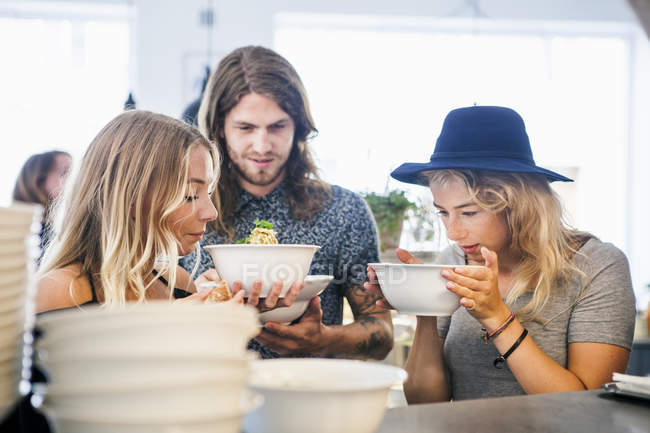 Freunde riechen Essen im Restaurant — Stockfoto