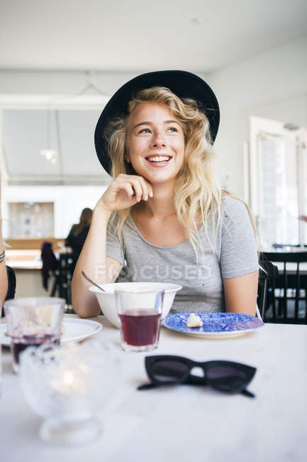 Женщина сидит за столом в ресторане — стоковое фото