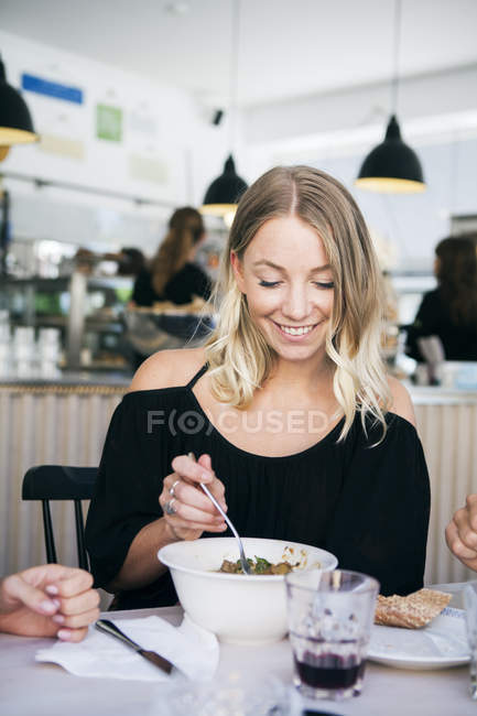 Donna che ha cibo nel ristorante — Foto stock
