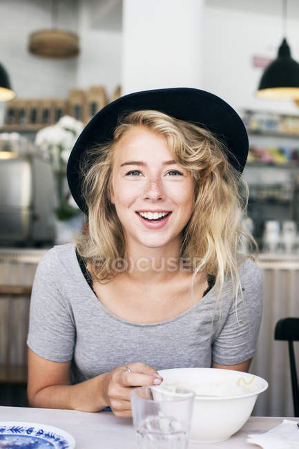 Woman with food bowl at table — Stock Photo