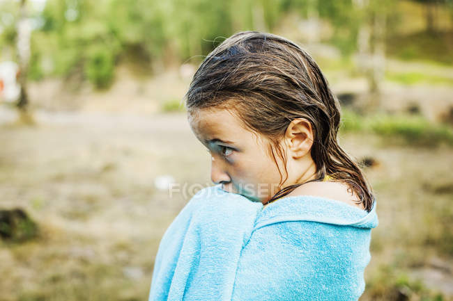 Mädchen in Handtuch gewickelt — Stockfoto