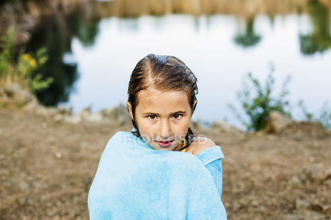 Дівчина загорнута в рушник — стокове фото