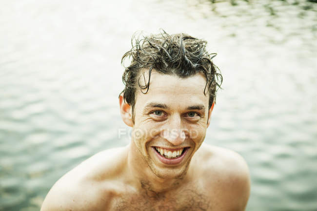 Щасливий мокрий без сорочки чоловік — стокове фото