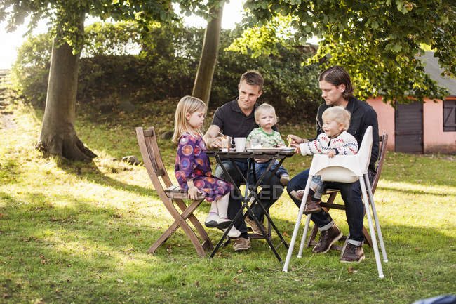 Familien essen am Tisch — Stockfoto