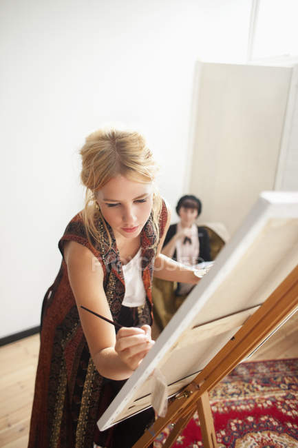 Woman painting on canvas — Stock Photo
