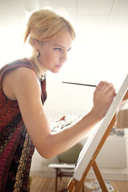 Pintura pintora feminina sobre tela — Fotografia de Stock