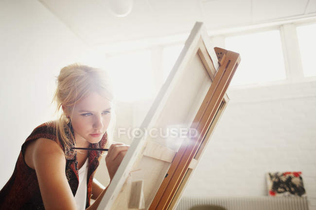 Pintura pintora feminina sobre tela — Fotografia de Stock