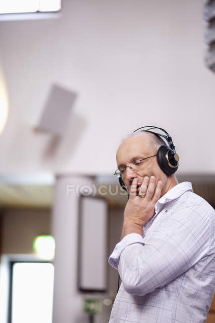 Homme d'affaires créatif écouter de la musique — Photo de stock