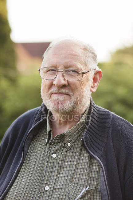 Homme âgé souriant dans le parc — Photo de stock