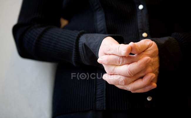Frau mit gefesselten Händen — Stockfoto