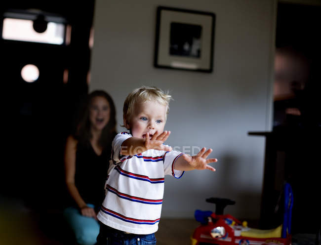 Kleiner Junge spielt mit Mutter zu Hause — Stockfoto