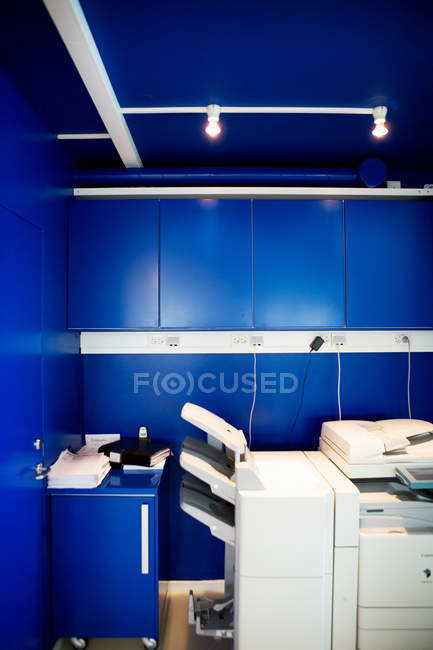 Photocopieur au bureau avec mur bleu — Photo de stock