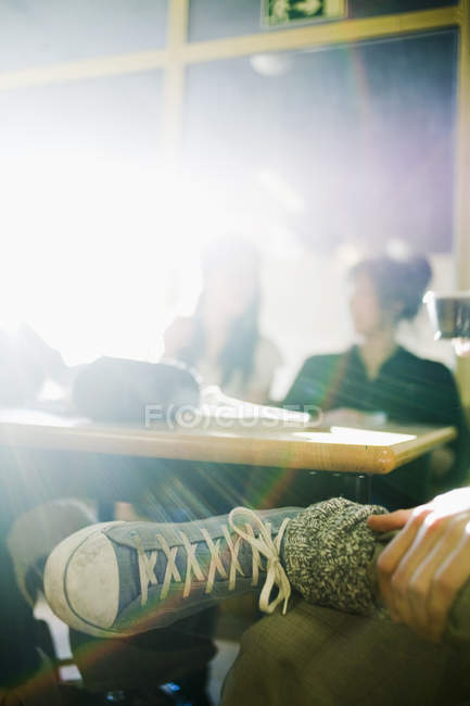 Homem com amigos femininos em sala de aula — Fotografia de Stock