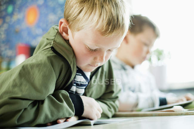 Junge liest Buch — Stockfoto