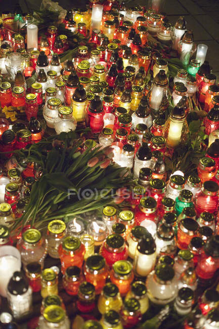 Candele e fiori in chiesa — Foto stock