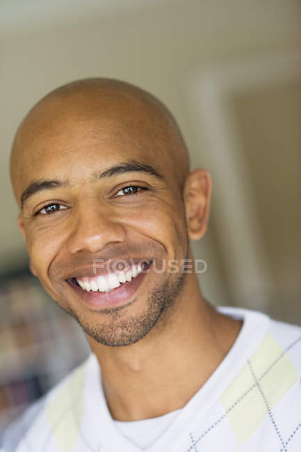 Glücklicher Mann mit Glatze zu Hause — Stockfoto