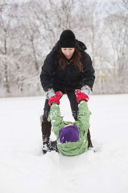 Mère et fils jouant sur le champ de neige — Photo de stock