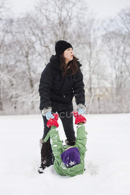 Madre e figlio godendo sul campo di neve — Foto stock