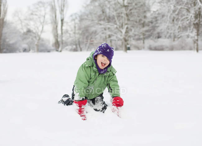 Junge genießt im Schneefeld — Stockfoto