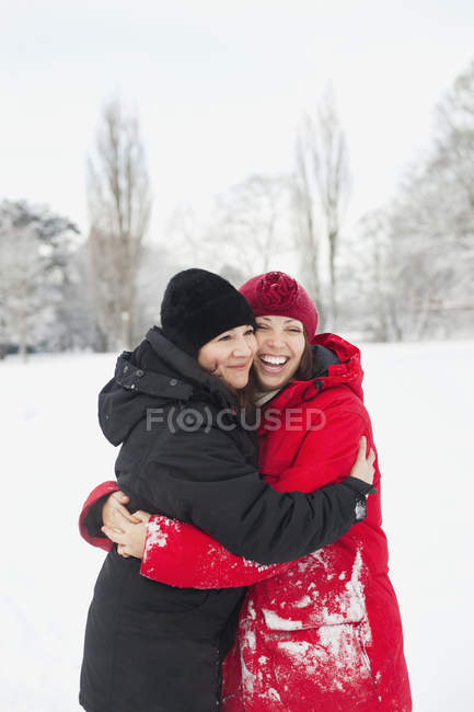 Mujer abrazando amigo - foto de stock