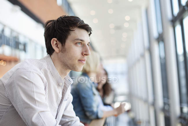 Uomo sicuro di sé al centro commerciale — Foto stock