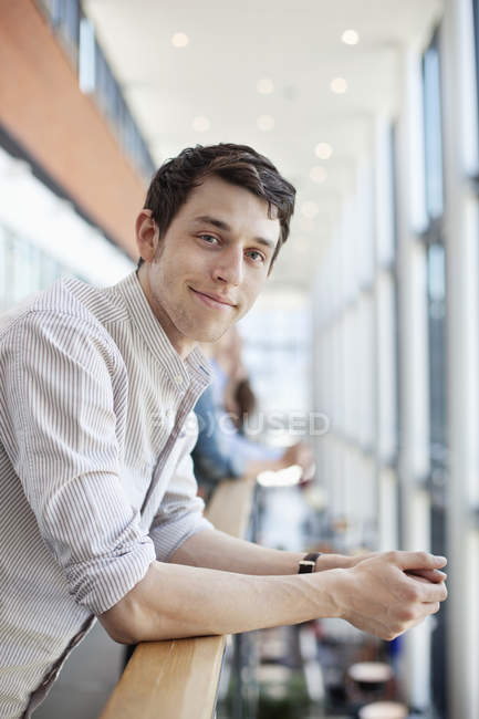 Man leaning on railing at shopping mall — Stock Photo