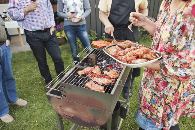 Godendo festa barbecue — Foto stock