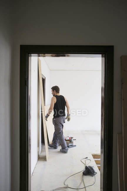 Работник, идущий по коридору — стоковое фото