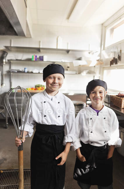 Meninos felizes vestindo brancos do chef — Fotografia de Stock