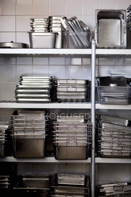 Utensílios de cozinha em rack — Fotografia de Stock