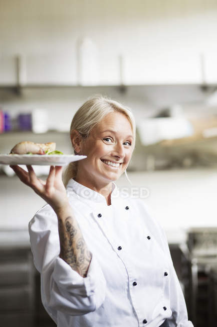 Счастливая женщина-повар — стоковое фото