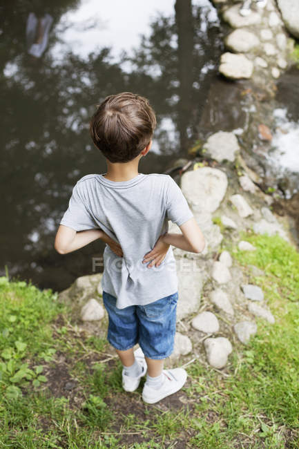 Хлопчик стоїть руками на стегні — стокове фото