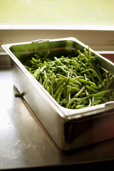 Frische grüne Bohnen im Container — Stockfoto