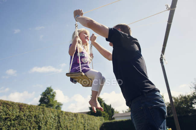 Verspielter Vater mit Tochter — Stockfoto
