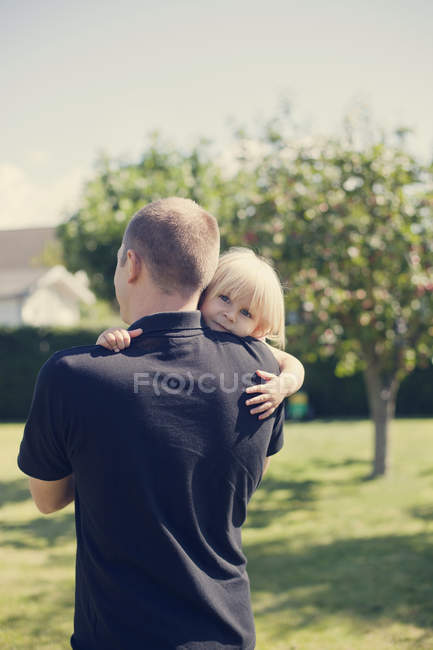 Отец с дочкой на руках — стоковое фото