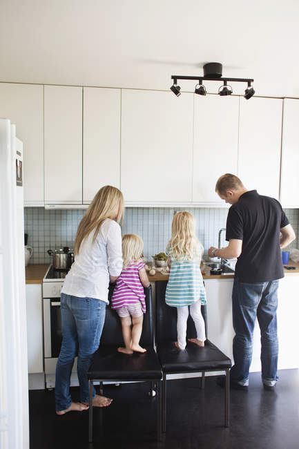 Сім'я готує на кухні — стокове фото