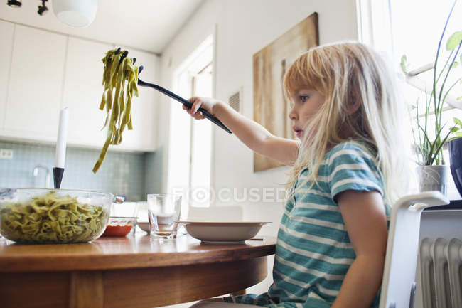 Дівчина тримає тальятелле макарони — стокове фото