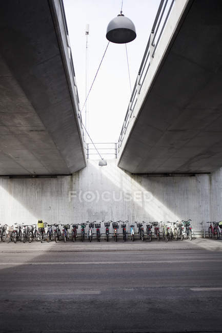 Bicicletas estacionadas en la acera - foto de stock