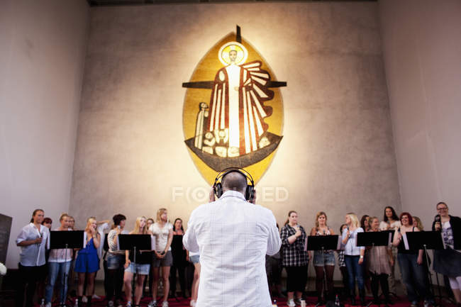 Чоловічий диригент з жіноча хорова капела співаки — стокове фото