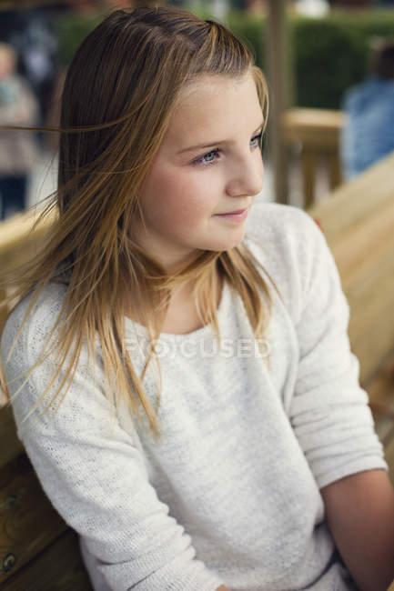 Chica sentada en el patio trasero - foto de stock