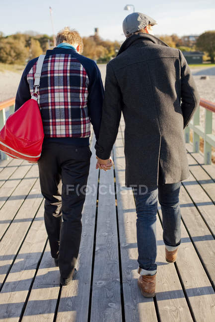 Gay casal andando no calçadão — Fotografia de Stock