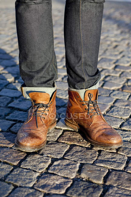 Homem de pé na rua paralelepípedo — Fotografia de Stock