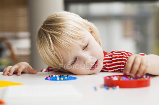 Lindo chico jugando con juguetes - foto de stock