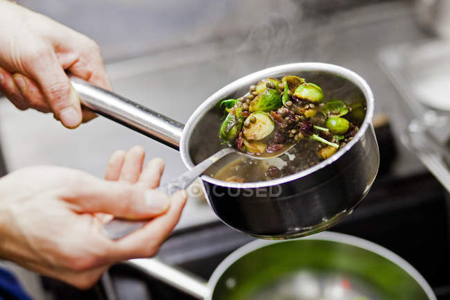 Koch bereitet Essen im Restaurant zu — Stockfoto